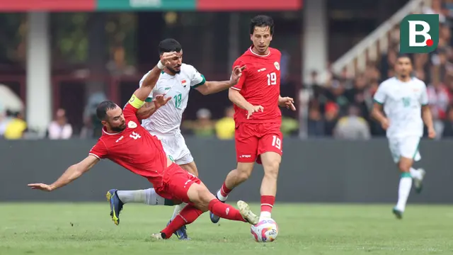 Pemain Timnas Indonesia, Jordi Amat (kiri) berusaha menghalau bola dari ancaman pemain Irak, Aymen Hussein pada laga Grup F putaran kedua Kualifikasi Piala Dunia 2026 zona Asia di Stadion Utama Gelora Bung Karno (SUGBK), Senayan, Jakarta, Kamis (6/6/2024). (Bola.com/M Iqbal Ichsan)