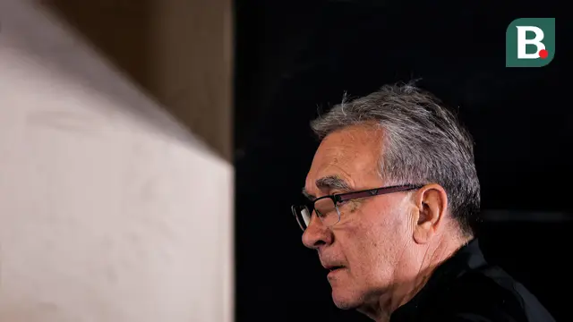 Pelatih Timnas China, Branko Ivankovic memasuki ruang konferensi pers di Stadion Utama Gelora Bung Karno, Jakarta, Rabu (4/6/2025). (Bola.com/Bagaskara Lazuardi).
