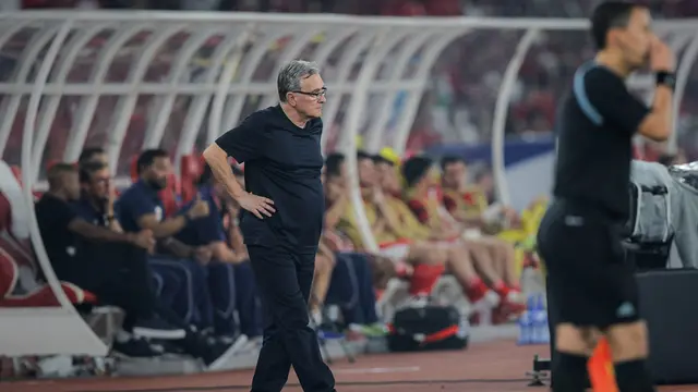 Ekspresi pelatih Timnas China, Branko Ivankovic, saat melawan Timnas Indonesia dalam laga Kualifikasi Piala Dunia 2026 zona Asia di Stadion Utama Gelora Bung Karno (SUGBK) Senayan, Jakarta, Kamis (5/6/2025). (Bola.com/Bagaskara Lazuardi)