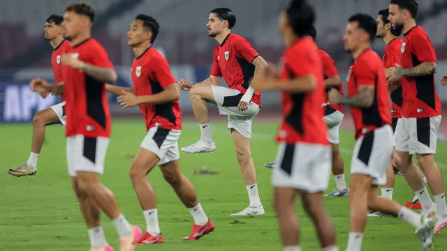 Latihan resmi Timnas Indonesia jelang pertandingan melawan China di SUGBK, Jakarta, Rabu (4-6-2025). (Bola.com/Bagaskara Lazuardi)
