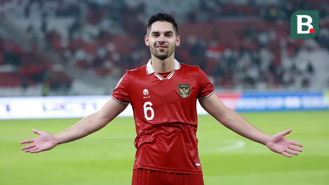 Selebrasi kemenangan pemain Timnas Indonesia, Sandy Walsh, setelah berakhirnya laga putaran pertama Kualifikasi Piala Dunia 2026 Zona Asia menghadapi Brunei Darussalam di Stadion Utama Gelora Bung Karno (SUGBK), Kamis (12/10/2023) malam WIB. Timnas Indonesia menang 6-0 atas Brunei Darussalam. (Bola.com/M Iqbal Ichsan)