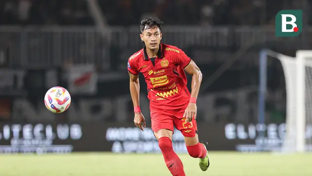 Hansamu Yama saat Persija Jakarta bertanding melawan Semen Padang pada pekan ke-30 Liga 1 2024/2025 di Stadion Pakansari, Kabupaten Bogor, Minggu (27/4/2025). (Bola.com/Abdul Aziz)