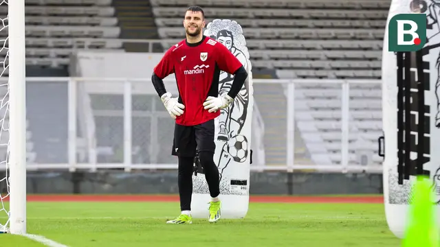 Aksi Maarten Paes saat sesi latihan Timnas Indonesia di Stadion Madya, Gelora Bung Karno, Jakarta, Sabtu (22/3/2025).