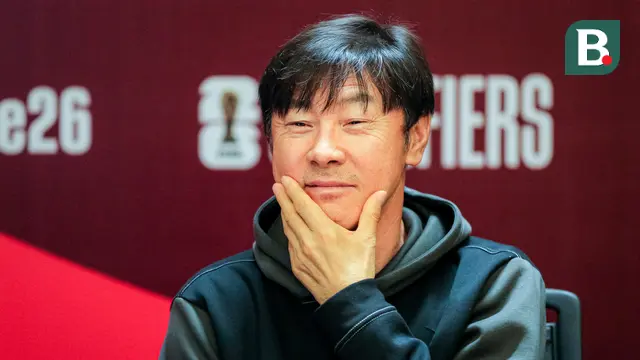 Pelatih Timnas Indonesia, Shin Tae-yong, saat konferensi pers jelang laga Kualifikasi Piala Dunia 2026 antara Timnas Indonesia Vs Vietnam di Stadion Utama Gelora Bung Karno (SUGBK), Senayan, Jakarta, Rabu (20/03/2024). (Bola.com/Bagaskara Lazuardi)