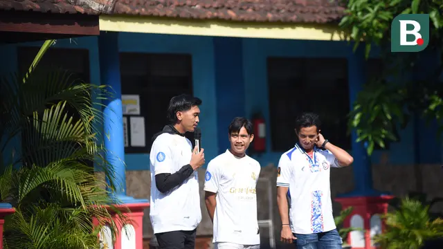 Tiga pemain Arema FC menjadi bintang tamu sebuah kegiatan sekolah dasar di SDN 2 Wandanpuro, Kabupaten Malang. (Bola.com/Iwan Setiawan)