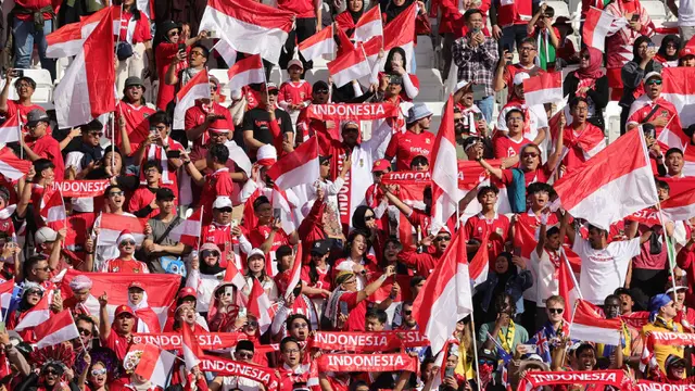Suporter tim Garuda bersorak selama pertandingan sepak bola Piala Asia AFC Qatar 2023 antara Australia dan Indonesia di Stadion Jassim bin Hamad di Doha pada 28 Januari 2024. (Giuseppe CACACE/AFP)