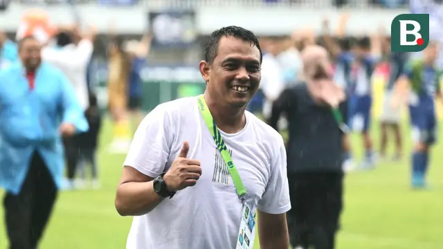Caretaker pelatih PSIM Yogyakarta, Erwan Hendarwanto, berhasil membawa timnya promosi ke Liga 1 musim depan. Kepastian itu didapat setelah PSIM menang 2-1 atas PSPS Pekanbaru pada laga lanjutan Grup X 8 besar Pegadaian Liga 2 2024/2025 di Stadion Mandala Krida, Yogyakarta, Senin (17/02/2025) sore WIB. (Bola.com/Ana Dewi)