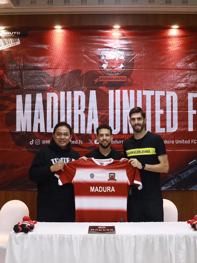Presiden klub Madura United, Achsanul Qosasi, berfoto bersama dua pemain asing timnya, Pedro Monteiro dan Iran Junior, setelah penandatangan kontrak baru. (dok. Madura United)