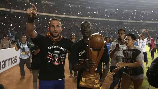 Pemain Persib, Ilija Spasojevic (kiri) dan Makan Kanote, merayakan gelar juara Piala Presiden 2015 di Stadion Utama Gelora Bung Karno, Jakarta, Minggu (18/10/2015). (Bola.com/Vitalis Yogi Trisna)
