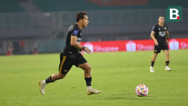 Aksi Egy Maulana Vikri saat Dewa United melawan Persija Jakarta pada BRI Liga 1 2024/2025 di Stadion Pakansari, Sabtu (8/2/2025). (Bola.com/Abdul Aziz)