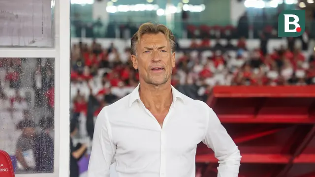 Pelatih Arab Saudi, Herve Renard, saat mendampingi timnya melawan Timnas Indonesia pada lanjutan Kualifikasi Piala Dunia 2026 zona Asia, di Stadion GBK, Jakarta, Selasa (19/11/2024). (Bola.com/Abdul Azis)