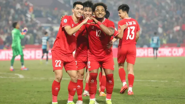 Pemain Timnas Vietnam, termasuk Nguyen Tien Linh (22) dan Nguyen Xuan Son (12), merayakan keberhasilan ke final Piala AFF 2024 setelah mengalahkan Singapura dengan agregat 5-1. Pada semifinal kedua di Viet Tri Stadium, Minggu malam (29-12-2024), Vietnam menang 3-1. (Bola.com/VFF)