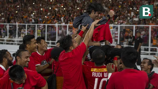 Pelatih Persija Jakarta, Stefano Cugurra Teco, digendong setelah meraih gelar juara Piala Presiden di SUGBK, Jakarta, Sabtu (17/2/2018). Persija menang 3-0 atas Bali United. (Bola.com/Vitalis Yogi Trisna)