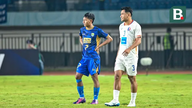 Bek Port FC, Asnawi Mangkualam (kanan) dan winger Persib Bandung, Beckham Putra. (Bola.com/Erwin Snaz)