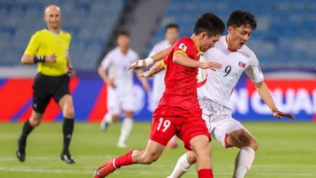 Striker Timnas Korea Utara Ri Jo-guk (putih) saat menghadapi Kirgistan dalam laga lanjutan Grup A putaran ketiga Kualifikasi Piala Dunia 2026 di Prince Faisal bin Fahd Stadium Riyadh (5/6/2025). (AFP/Fayez Nureldine).