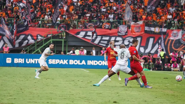Duel bek Persija Jakarta Ondrej Kudela dan penyerang Persib Bandung Gervane Kastaneer dalam lanjutan BRI Liga 1. (Liputan6.com/Febriyandi Putra Ilham Permana)