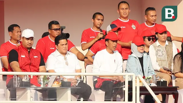 Presiden RI, Joko Widodo (tengah) didampingi Ketum PSSI, Erick Thohir dan Menpora Dito Ariotedjo saat menyaksikan laga Grup F putaran kedua Kualifikasi Piala Dunia 2026 zona Asia antara Timnas Indonesia menghadapi Irak di Stadion Utama Gelora Bung Karno (SUGBK), Senayan, Jakarta, Kamis (6/6/2024). (Bola.com/M Iqbal Ichsan)