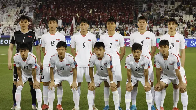 Starting XI Timnas Korea Utara saat bertandang ke markas Timnas Qatar dalam laga putaran ketiga Kualifikasi Piala Dunia 2026 di Jassim Bin Hamad Stadium, Doha (20/3/2025). (AFP/Karim Jaafar).