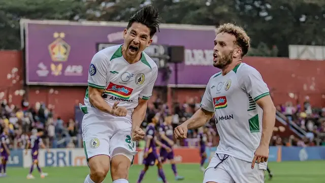 Pemain PSS Sleman Kim Jeffrey Kurniawan merayakan golnya ke gawang Persik Kediri dalam pertandingan BRI Liga 1 2022/2023 di Stadion Brawijaya, Kediri, Selasa (23/8). PSS menang 2-0. (foto: Liga Indonesia Baru)