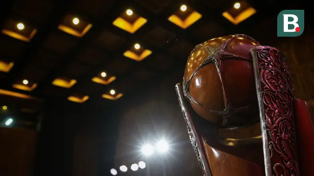 Trofi Piala Presiden 2022 saat konferensi pers Piala Presiden 2022 di Studio Lantai 8 SCTV Tower, Senayan City, Jakarta pada Senin (06/06/2022). (Bola.com/Bagaskara Lazuardi)