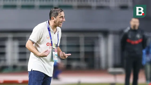 Carlos Almeida di pinggir lapangan saat Semen Padang bertanding dengan Persija Jakarta pada pekan ke-30 Liga 1 2024/2025 di Stadion Pakansari, Kabupaten Bogor, Minggu (27/4/2025). (Bola.com/Abdul Aziz)