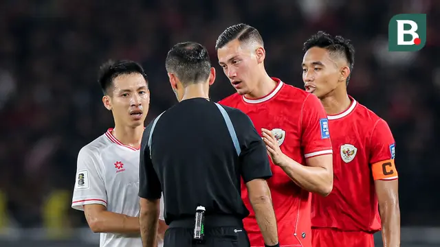 Bek Timnas Indonesia, Jay Idzes (tengah) dan Rizky Ridho memprotes keputusan wasit Salman Ahmad Falahi saat menghadapi Vietnam pada laga Grup F kualifikasi Piala Dunia 2026 Zona Asia di Stadion Utama Gelora Bung Karno (SUGBK), Senayan, Jakarta, Kamis (21/3/2024). (Bola.com/Bagaskara Lazuardi)