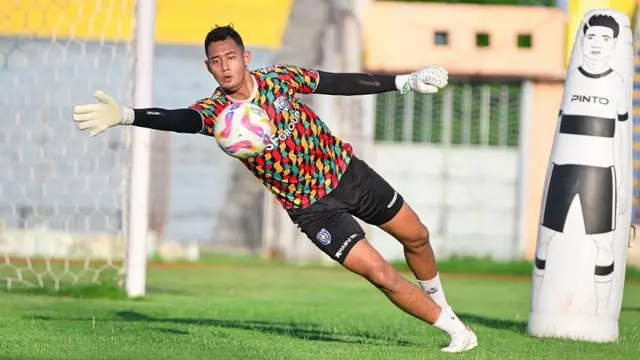 Aksi Erlangga Setyo Dwi Saputra pada sesi latihan bersama PSPS di Pegadaian Liga 2 2024/2025. (Instagram @erlangga.setyo)