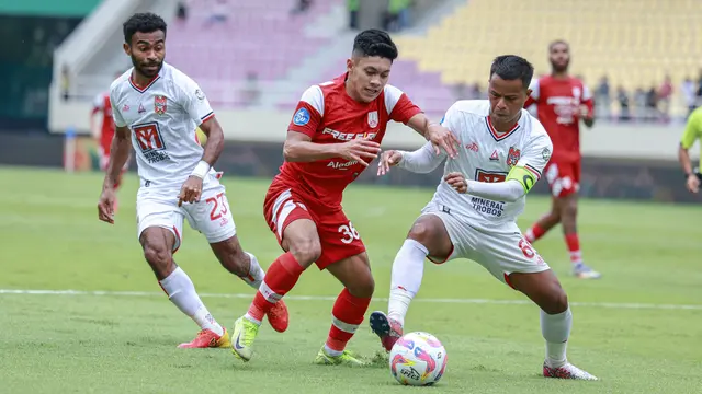 Winger Persis Solo, Althaf Indie Alrizky, tengah berebut bola dengan kapten Malut United, Manahati Lestusen, dalam duel lanjutan BRI Liga 1 2024/2025 di Stadion Manahan, Solo, Sabtu (12/4/2025). (Bola.com/Radifa Arsa)