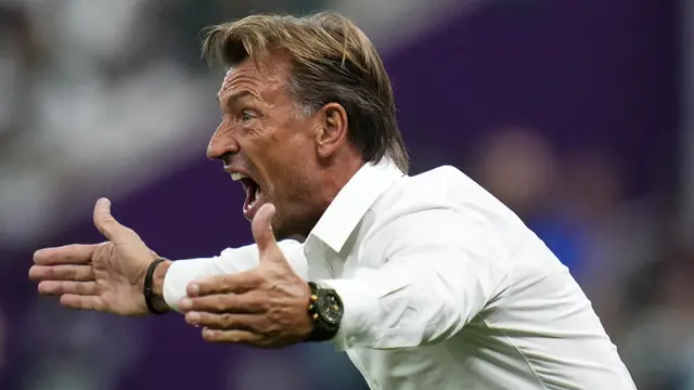 Pelatih asal Prancis berusia 54 tahun ini tak segan berteriak lantang mengingatkan para pemainnya jika instruksinya tak dijalankan sesuai rencana di atas lapangan. (AP/Manu Fernandez)