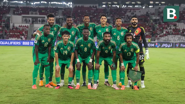 Starting XI Timnas Arab Saudi pada laga lanjutan putaran ketiga Grup C Kualifikasi Piala Dunia 2026 melawan Timnas Indonesia di Stadion Utama Gelora Bung Karno (SUGBK), Senayan, Jakarta, Selasa (19/11/2024). (Bola.com/Abdul Aziz)