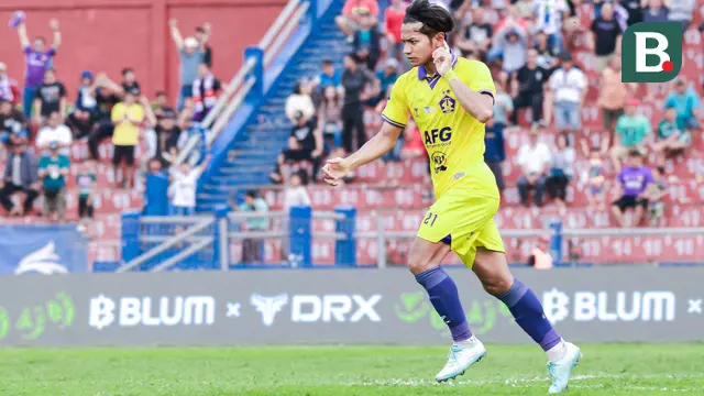 Riyatno Abiyoso memberi isyarat dirinya tak mendengar gemuruh Persikmania usai dia mencetak gol ke gawang Barito Putera di Stadion Brawijaya. (Bola.com/Gatot Sumitro)