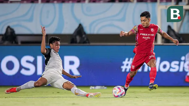 Pemain Persis Solo, Althaf Indie Alrizky (kanan) menguasai bola yang berusaha dihalau pemain Persija Jakarta, Muhammad Ferarri pada laga perebutan peringkat ketiga Piala Presiden 2024 di Stadion Manahan, Solo, Sabtu (3/8/2024). (Bola.com/Bagaskara Lazuardi)