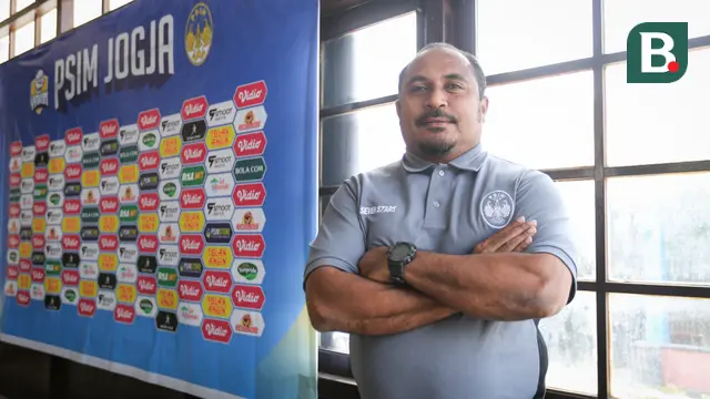 Pelatih kepala PSIM Yogyakarta, Imran Nahumarury berpose saat konferensi pers prematch laga uji coba PSIM Yogyakarta melawan Nusantara United FC di Wisma PSIM Yogyakarta, Sabtu (13/08/2022). (Bola.com/Bagaskara Lazuardi)