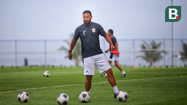 Asisten pelatih Timnas Indonesia, Denny Landzaat, hadir saat latihan perdana untuk persiapan laga Kualifikasi Piala Dunia 2026 zona Asia di Bali United Training Center (BUTC) Kabupaten Gianyar, Senin (26/5/2025). (Bola.com/Alit Binawan)