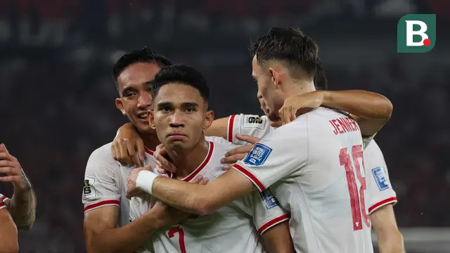 Pemain Timnas Indonesia merayakan gol Marselino Ferdinan ke gawang Arab Saudi pada matchday keenam putaran ketiga Kualifikasi Piala Dunia 2026 di SUGBK, Jakarta, Selasa (19/11/2024). (Bola.comAbdul Aziz)