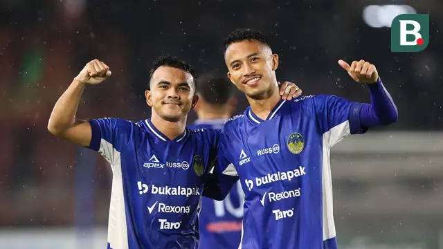 Pemain PSIM Yogyakarta, Daniel Roken Tampubolon (kiri) dan Rio Hardiawan berfoto bersama saat merayakan gol ke gawang Bhayangkara FC saat laga final Pegadaian Liga 2 2024/2025 melawan PSIM Yogyakarta di Stadion Manahan, Solo, Jawa Tengah, Rabu (26/02/2025). (Bola.com/Abdul Aziz)
