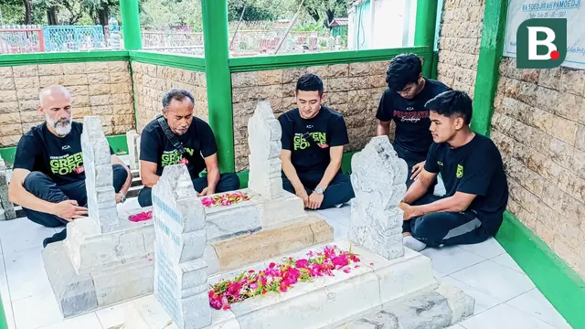 Jajaran pelatih dan pemain Persebaya Surabaya melakukan ziarah ke makam M. Pamoedji, pendiri klub menjelang perayaan ulang tahun. (Bola.com/Aditya Wany)