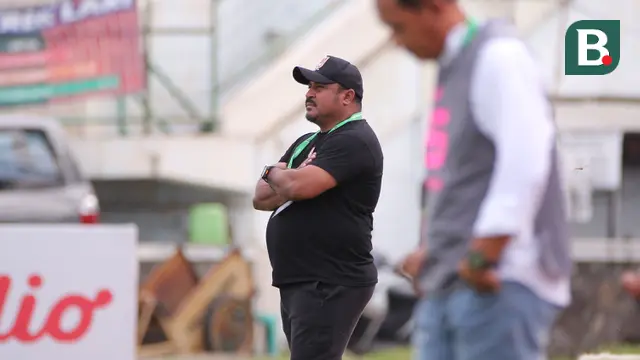 Pelatih Malut United, Imran Nahumarury saat menghadapi FC Bekasi City pada laga ketiga Grup Y babak 12 besar Pegadaian Liga 2 2023/2024 di Stadion Singaperbangsa, Karawang, Kamis (18/1/2024). (Bola.com/M Iqbal Ichsan)