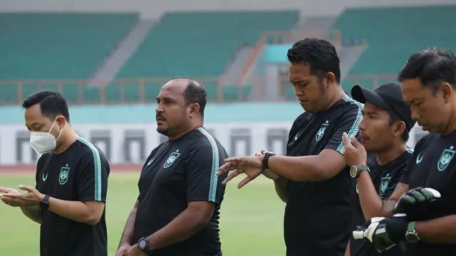 Pelatih PSIS Semarang, Imran Nahumarury memimpin skuadnya dalam sesi latihan resmi di Stadion Wibawa Mukti, Bekasi, Jumat (3/9/2021). (Dok PSIS)