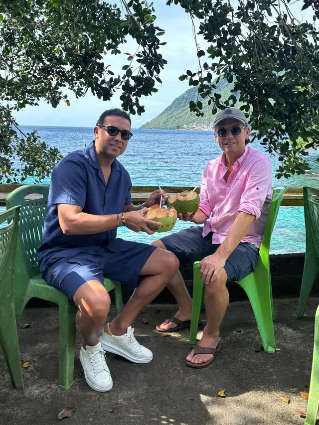 Kunjungan Alex Pastoor dan Denny Landzaat. (Bola.com/Dok.Instagram Alex Pastoor).