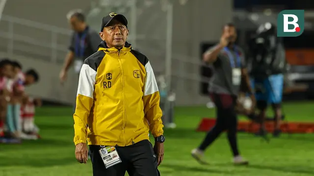 Pelatih Barito Putera, Rahmad Darmawan, saat mendampingi perjuangan anak asuhnya melawan Persis Solo pada laga pekan ke-28 BRI Liga 1 2023/2024 di Stadion Manahan, Solo, Sabtu (9/3/2024). (Bola.com/Radifa Arsa)