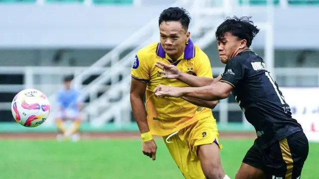Aksi Dede Sapari ketika bermain sebagai bek kanan Persik Kediri melawan Dewa United FC. (Bola.com/Gatot Sumitro)