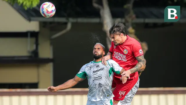 Pemain Semen Padang, Tin Martic (kanan) memenangi duel udara dengan pemain PSS Sleman, Phil Ofosu Ayeh pada laga pekan ke-3 BRI Liga 1 2024/2025 di Lapangan STIK-PTIK, Jakarta Selatan, Senin (26/8/2024). (Bola.com/Bagaskara Lazuardi)