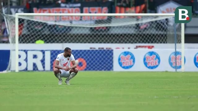 Pemain PSM Makassar, Yuran Lopes tertunduk lesu setelah ditaklukkan Persija Jakarta pada laga pekan ke-20 BRI Liga 1 2022/2023 di Stadion Patriot Candrabhaga, Bekasi, Rabu (25/1/2023). PSM Kalah dengan skor 2-4. (Bola.com/M Iqbal Ichsan)