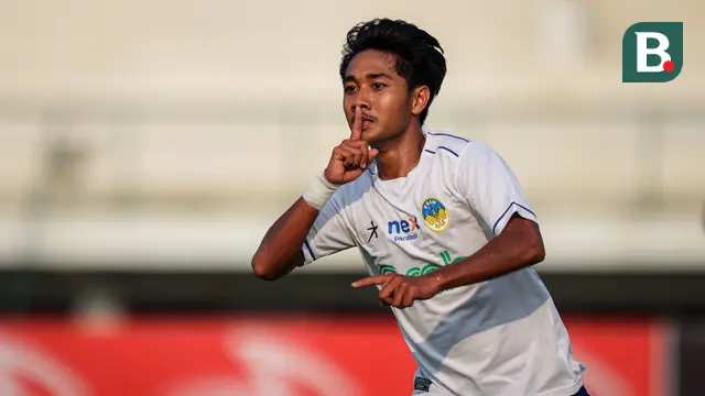 Selebrasi pemain PSIM Yogyakarta, Savio Sheva setelah mencetak gol ke gawang FC Bekasi City pada laga lanjutan Grup B Pegadaian Liga 2 2023/2024 antara FC Bekasi City melawan PSIM Yogyakarta di Stadion Singaperbangsa, Kabupaten Karawang, Jawa Barat, Senin (06/11/2023). (Bola.com/Bagaskara Lazuardi)