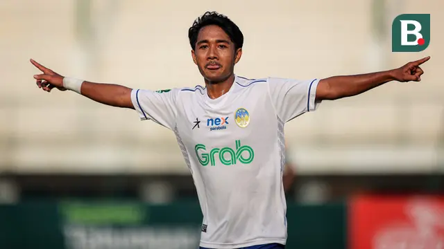 Selebrasi pemain PSIM Yogyakarta, Savio Sheva setelah mencetak gol ke gawang FC Bekasi City pada laga lanjutan Grup B Pegadaian Liga 2 2023/2024 antara FC Bekasi City melawan PSIM Yogyakarta di Stadion Singaperbangsa, Kabupaten Karawang, Jawa Barat, Senin (06/11/2023). (Bola.com/Bagaskara Lazuardi)