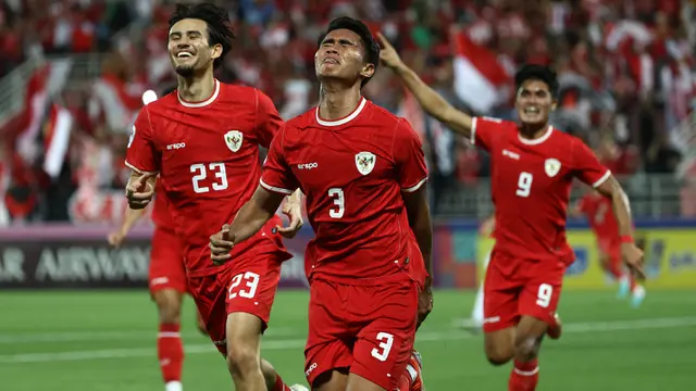 Selebrasi pemain Timnas Indonesia U-23, Muhammad Ferarri (tengah) setelah mencetak gol ke gawang Uzbekistan U-23 yang akhirnya dianulir VAR pada laga semifinal Piala Asia U-23 2024 di Abdullah bin Khalifa Stadium, Doha, Qatar, Senin (29/4/2024). (AFP/Karim Jaafar)