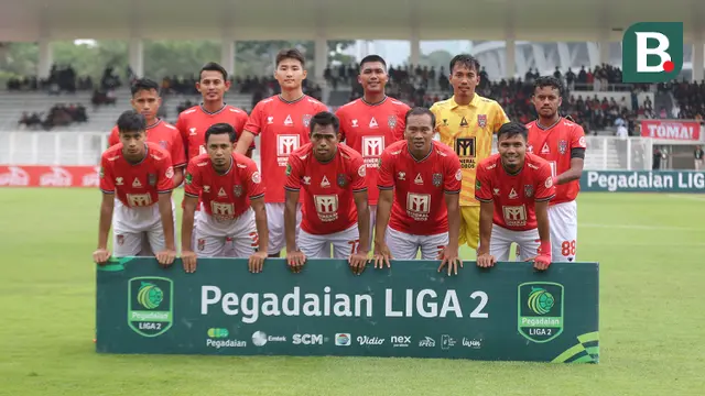 Para pemain starting XI Malut United berfoto sebelum menghadapi Persiraja Banda Aceh pada laga leg kedua perebutan tempat ketiga Pegadaian Liga 2 2023/2024 atau playoff promosi Liga 1 2024/2025 di Stadion Madya, Senayan, Jakarta, Sabtu (9/3/2024). (Bola.com/Abdul Aziz)