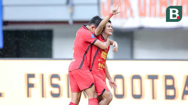 Pemain Persija Jakarta, Firza Andika merayakan gol kedua timnya ke gawang Persib Bandung dalam laga lanjutan BRI Liga 1 2024/2025 di Stadion Patriot Candrabhaga, Bekasi, Minggu (16/02/2025). (Bola.com/M Iqbal Ichsan)