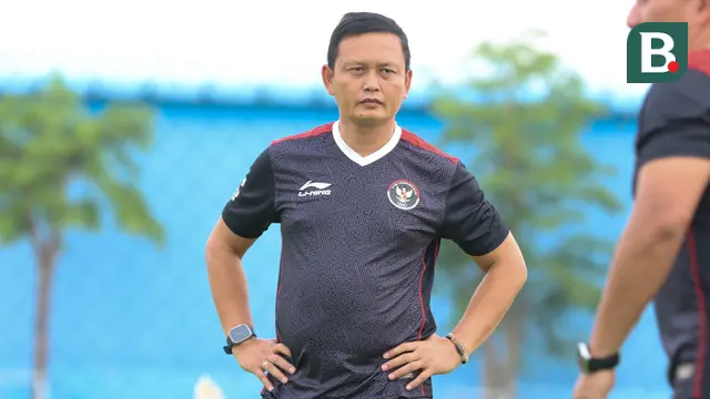 Asisten pelatih Timnas Indonesia U-22, Yeyen Tumena saat sesi latihan Timnas Indonesia U-22 di Visakha Training Center, Phnom Penh, Kamboja Selasa (2/5/2023) pagi waktu setempat jelang menghadapi Myanmar pada laga kedua Grup A SEA Games 2023. (Bola.com/Abdul Aziz)